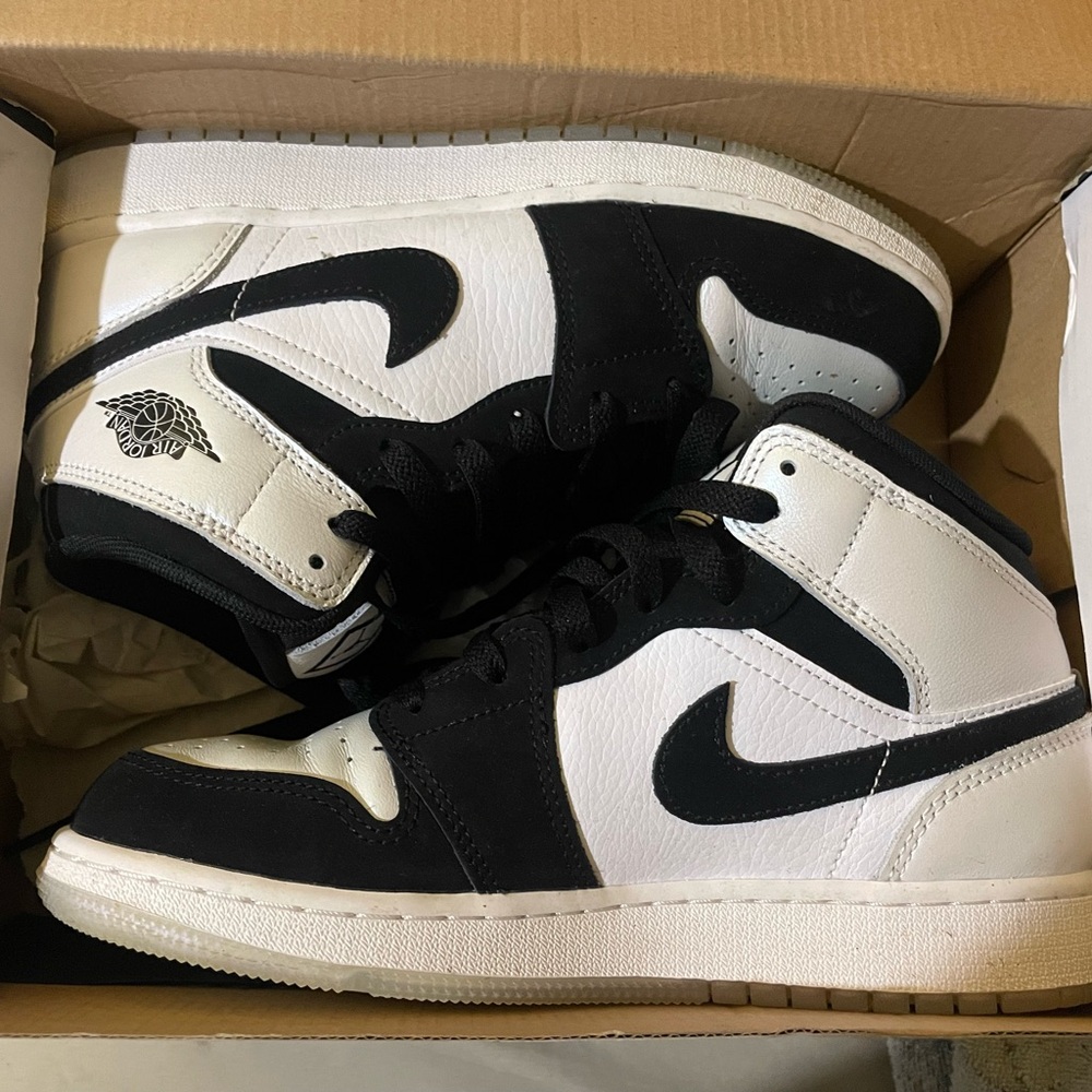Jordan 1 Retro High OG
Black White